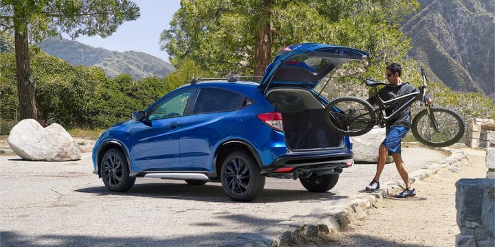 Mountainbiker loading his bike into a Blue HR-V