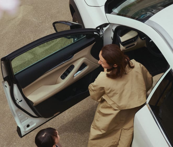 driver entering a 2025 INFINITI QX60