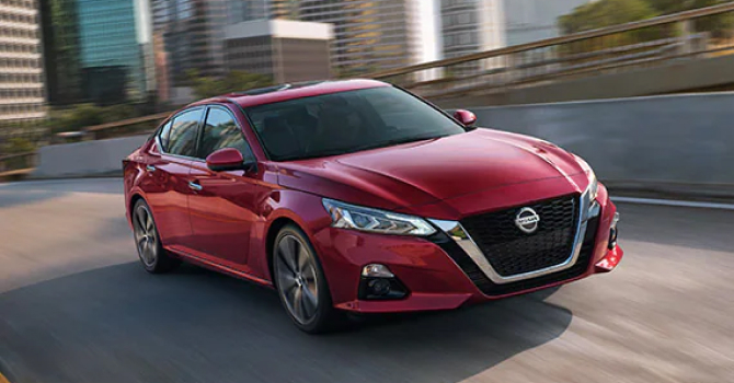 2022 Altima sedán rojo