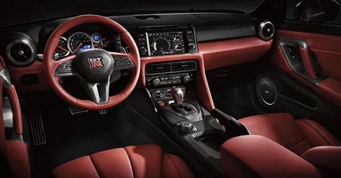 Interior del Nissan GT-R 2023